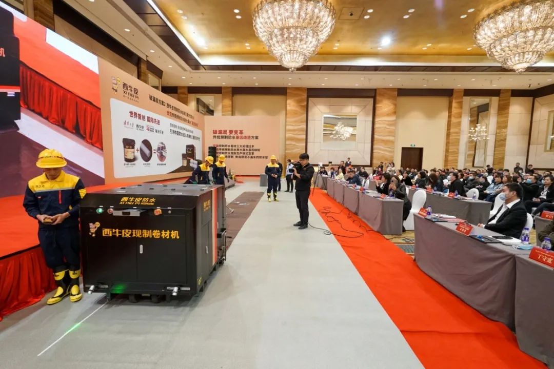 操控西牛皮现制卷材机进行防水施工.jpg 图片关键词