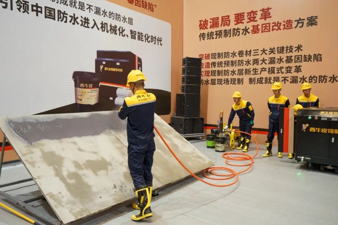 西牛皮中队进行第一道现制防水卷材的喷涂施工.jpg 图片关键词