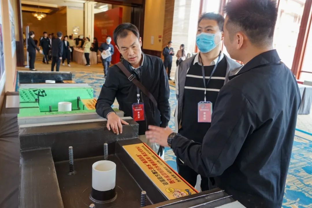 嘉宾们在现场了解西牛皮现制防水卷材.jpg 图片关键词