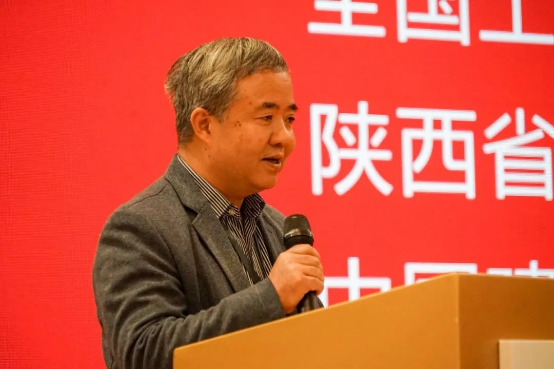 西安市建筑设计研究院总建筑师、全国工程建设标准设计专家委员会委员、陕西省建设科技委勘察设计专业委员、中国建筑学会建筑师分会理事杨筱平出席会议并致辞_.jpg 图片关键词