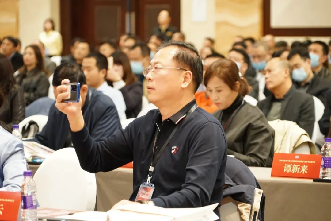 参会嘉宾拿起手机记录会议纪要.jpg 图片关键词