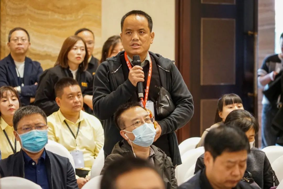 会上嘉宾们对西牛皮现制防水卷材的效果进行提问 (2).jpg 图片关键词