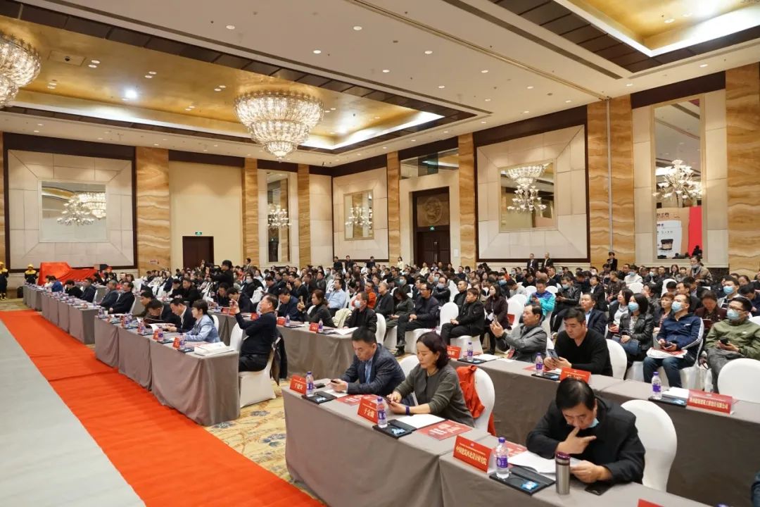 嘉宾们认真聆听主题会议主题报告.JPG 图片关键词