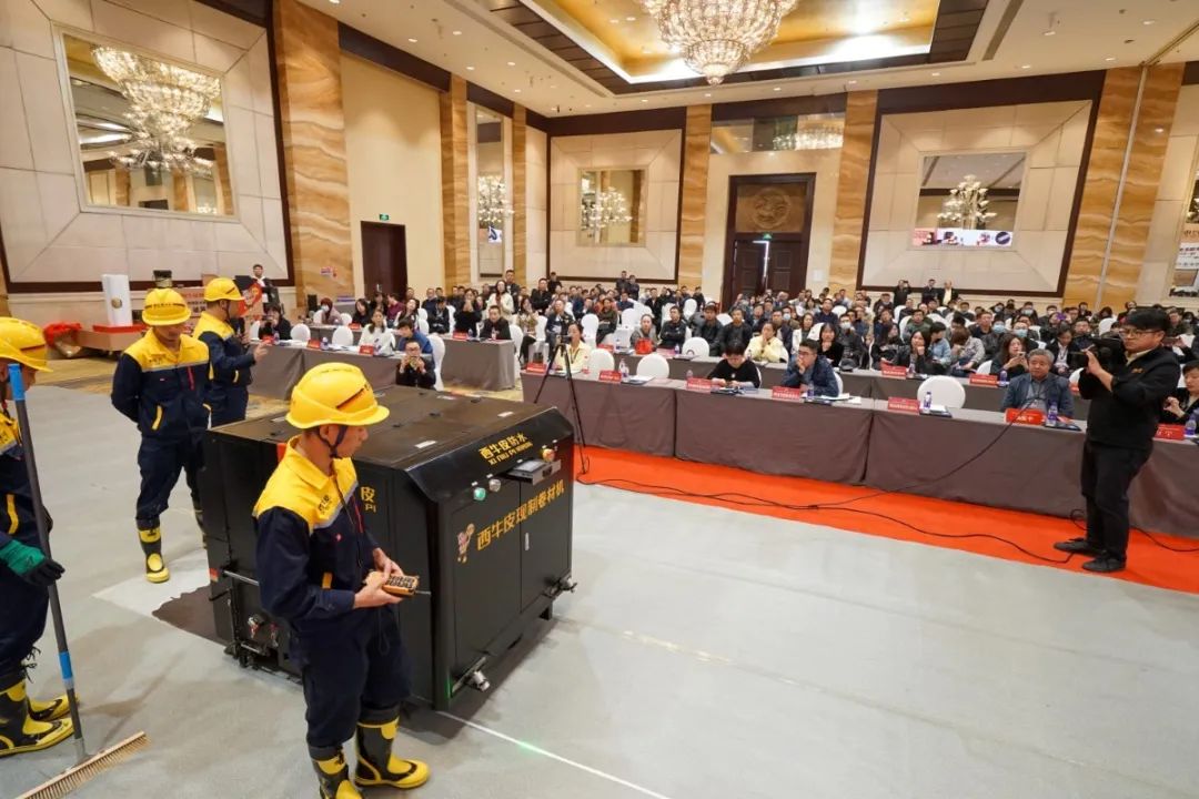 西牛皮中队操控西牛皮现制卷材机进行防水施工.jpg 图片关键词