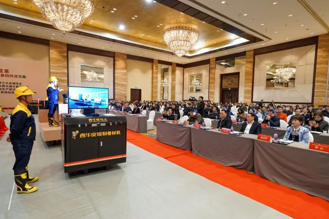 第三辆防水花车对西牛皮“级配橡胶”、“德国筋”、“现制卷材机”三大现制防水核心技术进行解析 (2).jpg 图片关键词