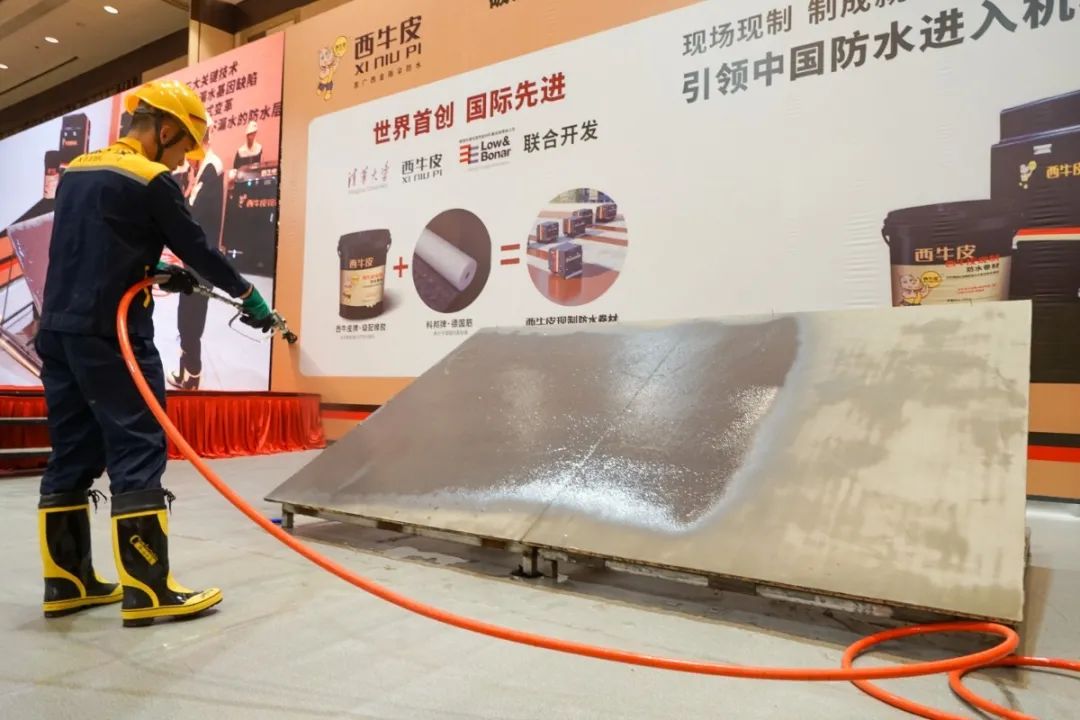 西牛皮中队进行第一道现制防水卷材的喷涂施工 (2).jpg 图片关键词