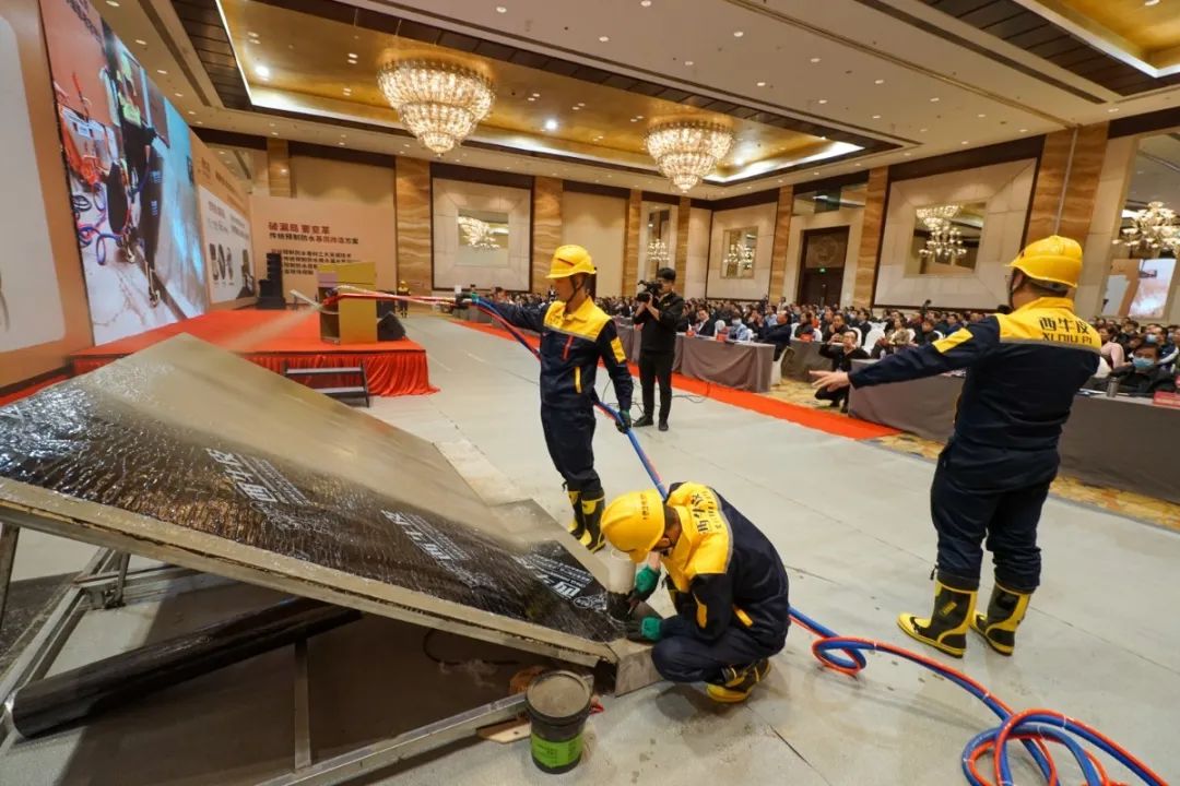 西牛皮中队进行CPS反应粘防水卷材的施工演示.jpg 图片关键词