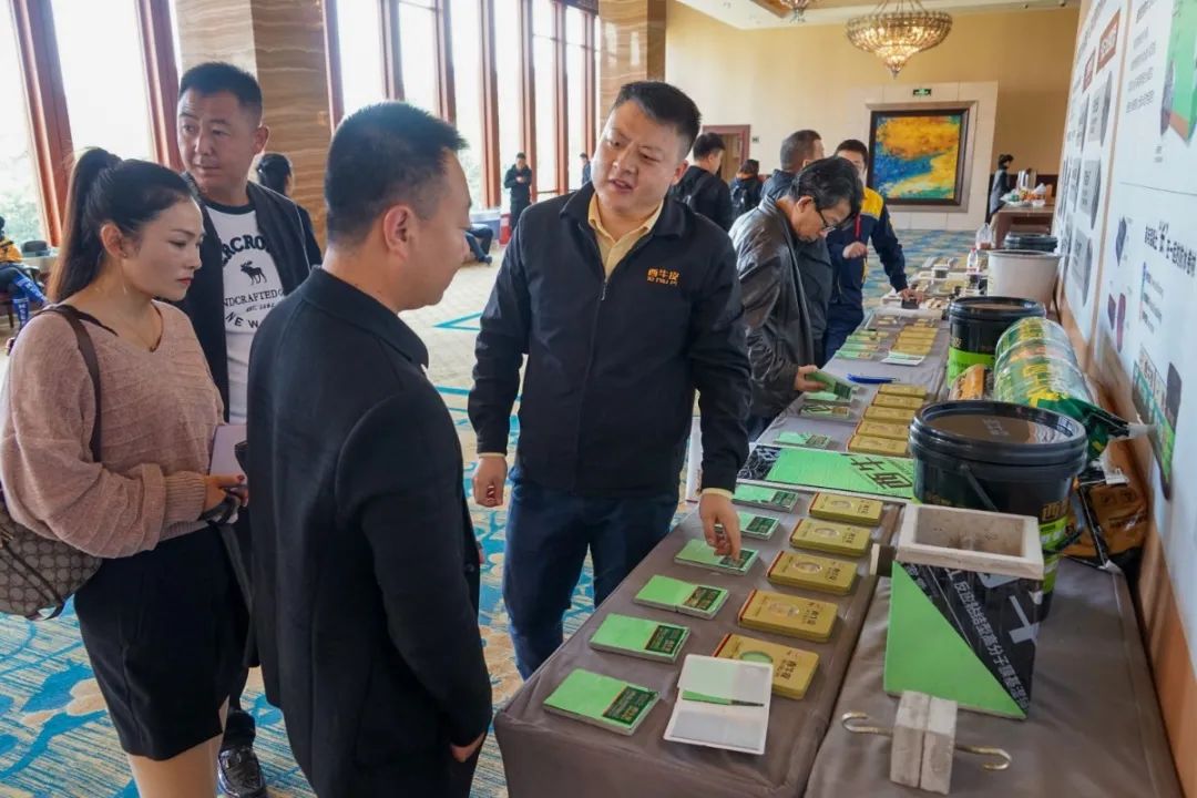 嘉宾们在现场了解西牛皮CPS反应粘防水卷材.jpg 图片关键词