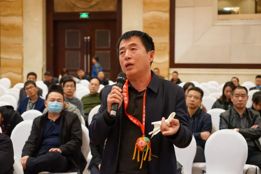 会上嘉宾们对西牛皮现制防水卷材的效果进行提问.jpg 图片关键词