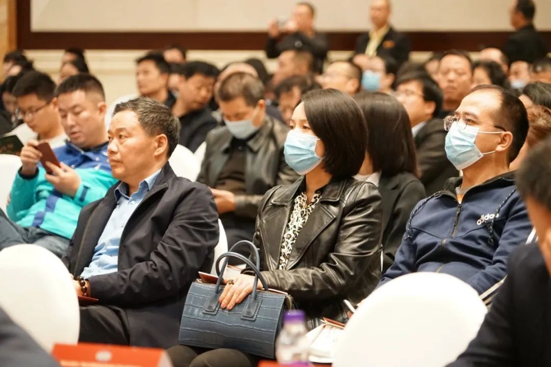 参会嘉宾认真聆听会议主题报告.jpg 图片关键词