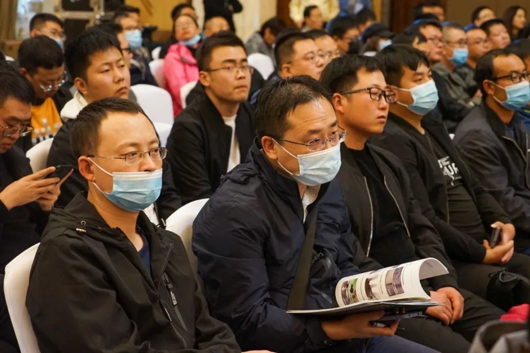 观看.jpg 图片关键词